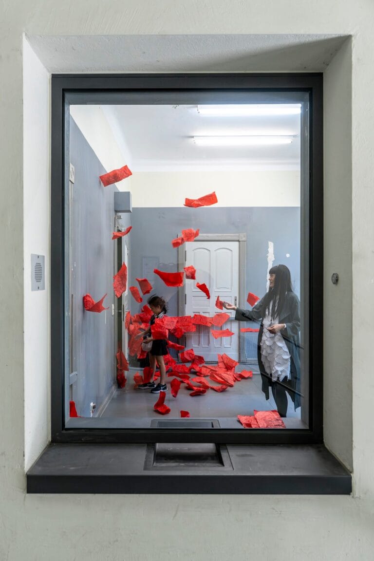 13 Berlin Biennale - artista Anna Scalfi Eghenter - stanza opera "Die Komoedie"