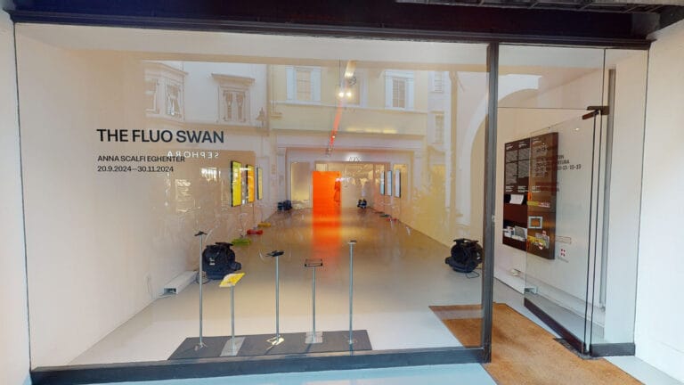 The Fluo Swan - la mostra dell'artista Anna Scalfi Eghenter presso Ar/GE Kunst di Bolzano - la vetrina della galleria