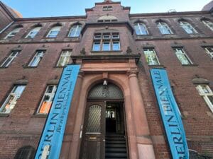 13 Berlin Biennale - artista Anna Scalfi Eghenter - entrata della sede espositiva