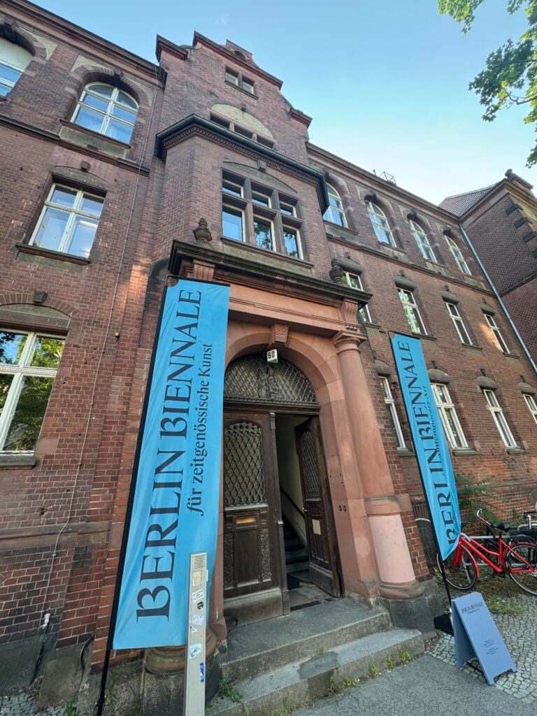 13 Berlin Biennale - artista Anna Scalfi Eghenter - entrata della sede espositiva