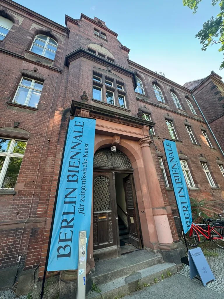 13 Berlin Biennale - artista Anna Scalfi Eghenter - entrata della sede espositiva