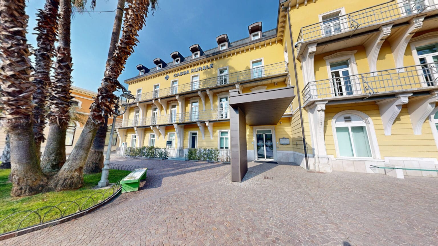 La Cassa Rurale Alto Garda e Rovereto nella sua sede di Arco - veduta ingresso