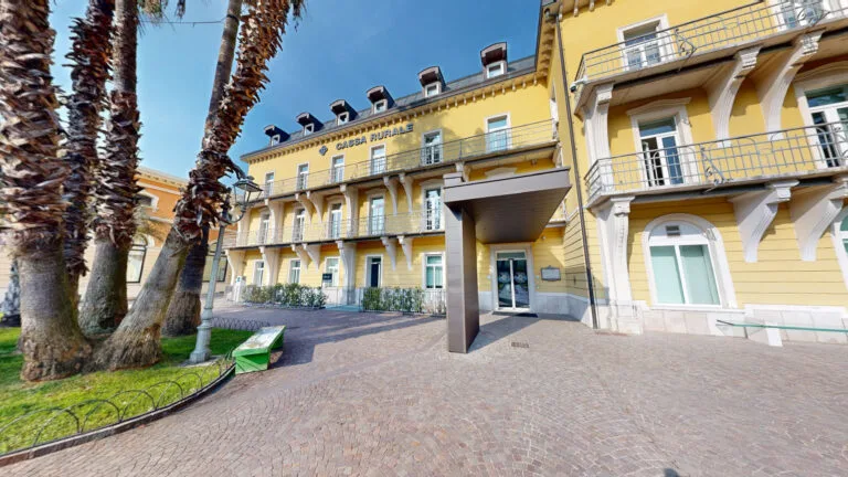 La Cassa Rurale Alto Garda e Rovereto nella sua sede di Arco - veduta ingresso