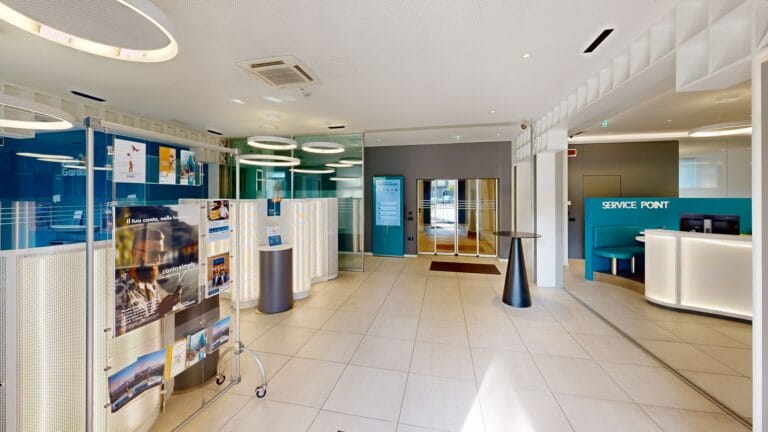 La Cassa Rurale Alto Garda e Rovereto nella sua sede di Arco - sale interne area self