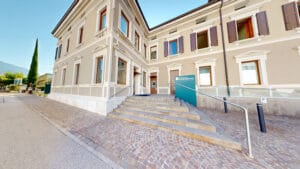 La cassa rurale Alto Garda e Rovereto nella sua sede di Riva del Garda