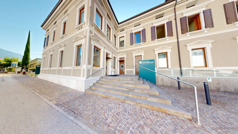 La cassa rurale Alto Garda e Rovereto nella sua sede di Riva del Garda