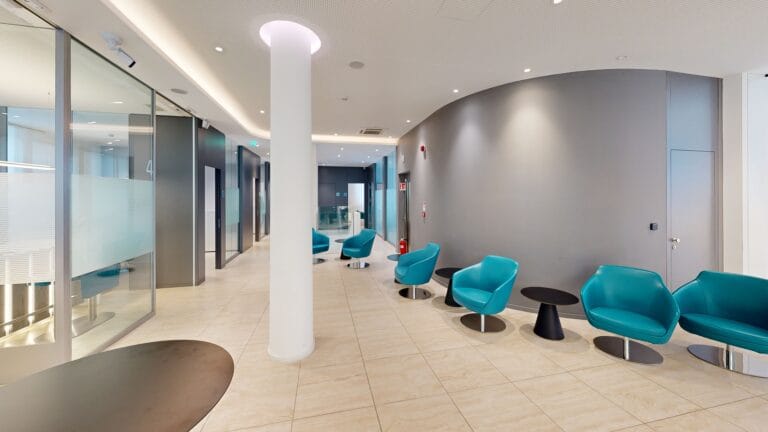 La Cassa Rurale Alto Garda e Rovereto nella sua sede di Riva del Garda - sale interne altra veduta