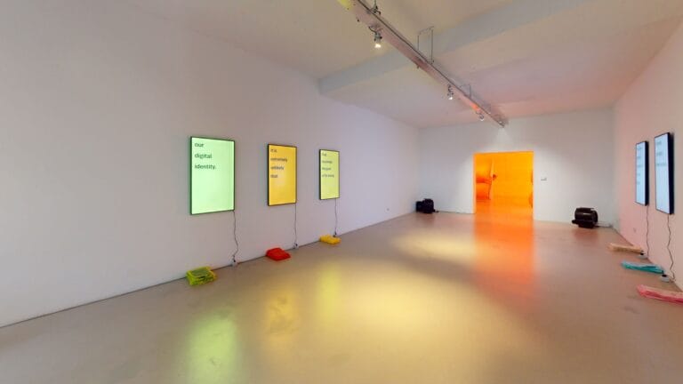 The Fluo Swan - la mostra dell'artista Anna Scalfi Eghenter presso Ar/GE Kunst di Bolzano