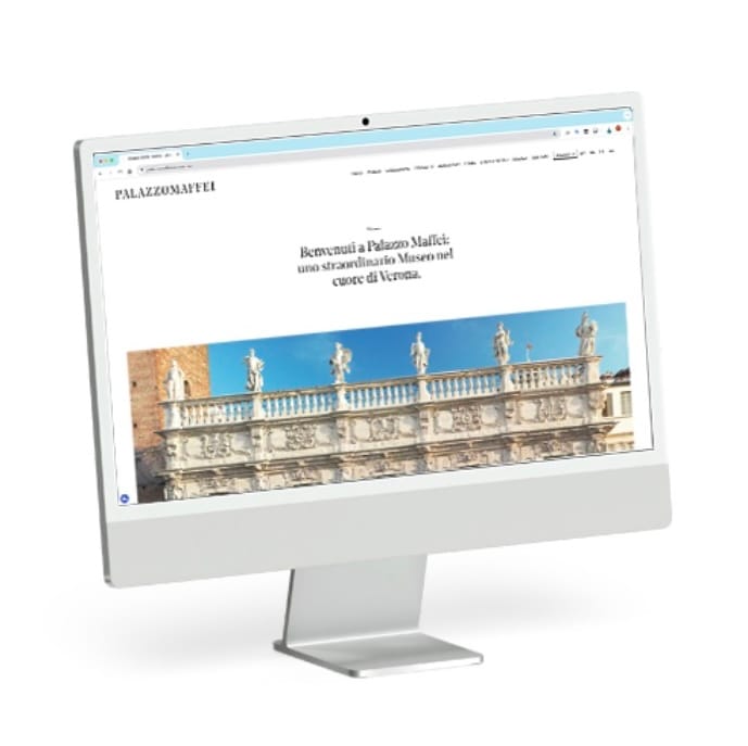 Sul computer desktop il sito web di Palazzo Maffei Verona